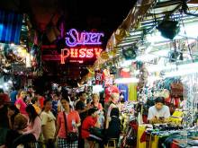 Тайланд открывает воскресный ночной базар на Силом Роад в Бангкоке